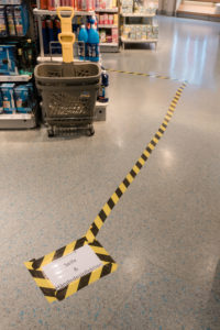 Bodenmarkierungen in einem Drogeriemarkt um Seife Desinfektionsmittel zu finden. Bodenmarkierungen in einem Drogeriemarkt um Seife Desinfektionsmittel zu finden.